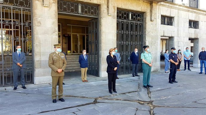 Minuto de silencio ante la Delegación del Gobierno de Asturias por el fin del luto oficial en memoria de las víctimas del coronavirus