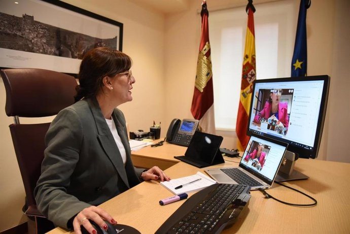 Videoconferencia mantenida por la titular de este departamento regional, Blanca Fernández, junto al resto del equipo directivo de la Consejería.