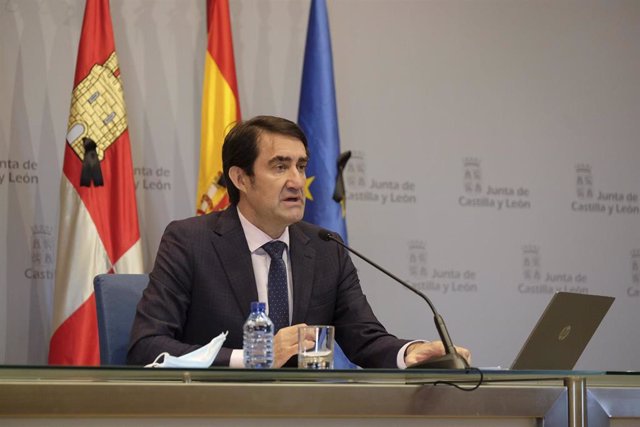 El consejero de Fomento y Medio Ambiente, Juan Carlos Suárez-Quiñones, durante la rueda de prensa.
