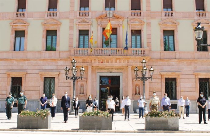 Teresa Cunillera y José Crespín han participado en un minuto de silencio en la Subdelegación del Gobierno