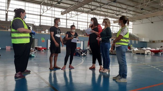 Las ediles de Adelante Sandra Heredia y Eva Oliva visitan el pabellón Ifni, donde se alojan decenas de personas sin hogar durante la pandemia.