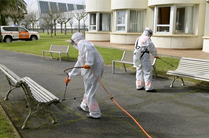 VOLUNTARIOS DE PROTECCIÓN CIVIL REALIZAN LABORES DE DESINFECCIÓN EN EL ENTORNO DE LA RESIDENCIA SAN CÁNDIDO