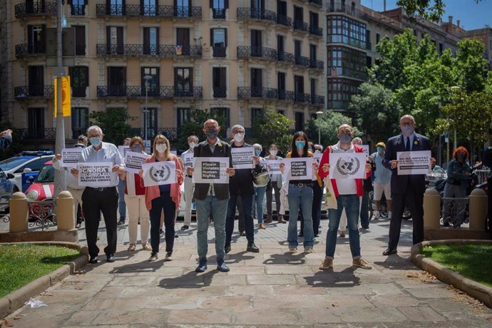 Protesta de partidos y entidades independentistas ante la Delegación del Gobierno en Barcelona un año después del informe de la ONU que pide liberar a los presos del 1-O.