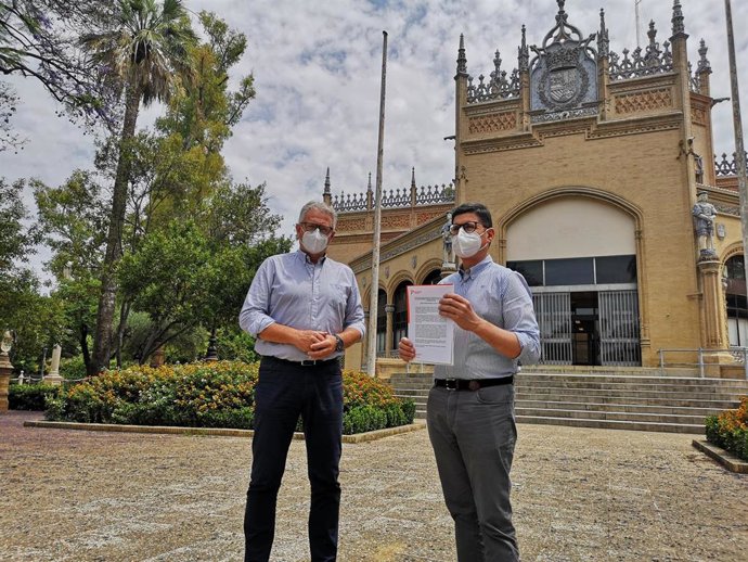 Álvaro Pimentel, portavoz de Cs en el Ayuntamiento de Sevilla, junto al concejal de esta formación Miguel Ángel Aumesquet, en el Pabellón Real, futuro museo de Aníbal González.
