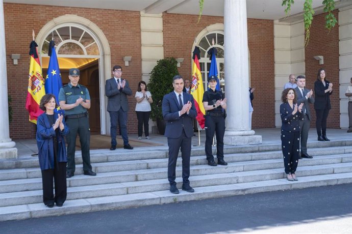 El presidente del Gobierno, Pedro Sánchez, guarda un minuto de silencio junto con altos cargos y personal de Moncloa en señal de memoria y reconocimiento hacia las víctimas del coronavirus en España durante el último día de los diez de luto oficial decl