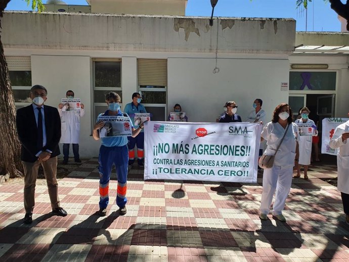 Imagen de profesionales en el centro de salud de San Pedro Alcántara, en MArbella, para denunciar una nueva agresión a un médico