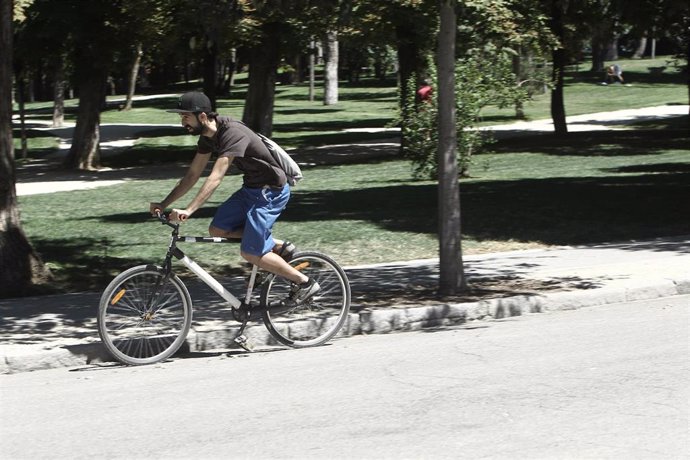 Recursos de gente en bici por un parque