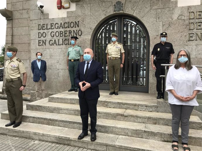 Minuto de silencio ante la Delegación del Gobierno en Galicia en recuerdo de las víctimas del COVID:19