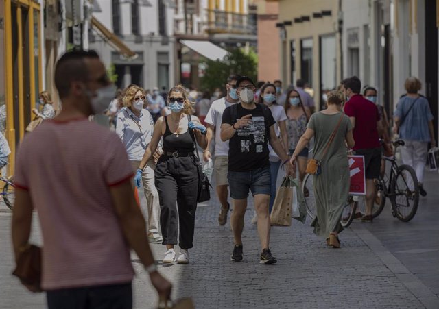 Afluencia de personas en la calle Velázquez durante el quinto día de la fase 2 en Sevilla (Andalucía, España), a 29 de mayo de 2020.