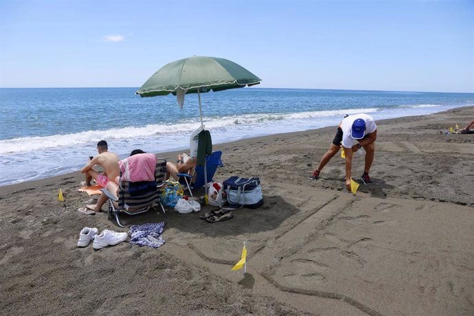 Las playas de Vélez Málaga, parceladas para mantener la distancias entres sus usuarios en el primer día de la Fase 2 en el que se permite el uso de dichas playas para tomar el sol y bañarse.. Málaga a 01 de junio del 2020