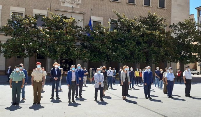 Minuto de silencio delante de la Delegación del Gobierno en Aragón