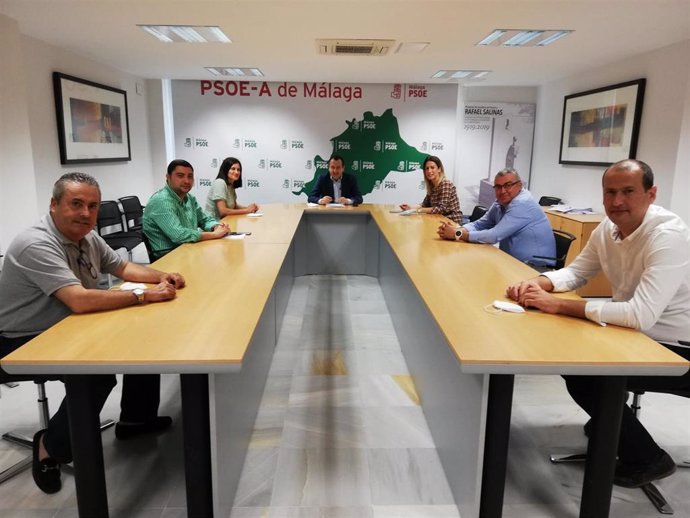 El secretario general del PSOE de Málaga, José Luis Ruiz Espejo, con alcaldes