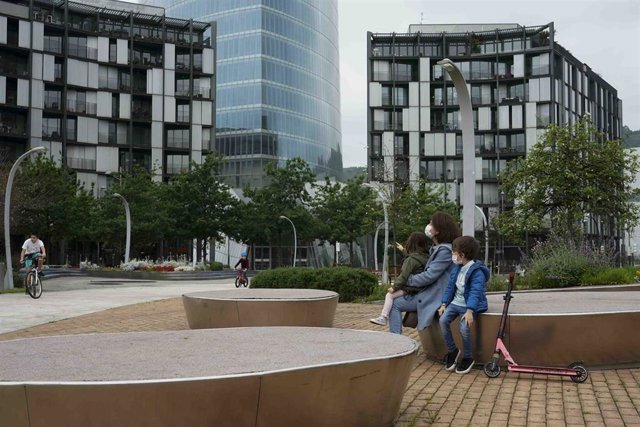 Una mujer sentada con una niña y un niño en el primer día en el que los menores de 14 años pudieron salir a la calle, en Bilbao (País Vasco/España) a 26 de abril de 2020