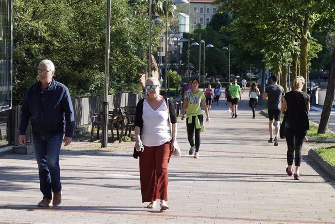 Varias personas pasean en el primer día de desconfinamiento en el Paseo del Arenal en Bilbao