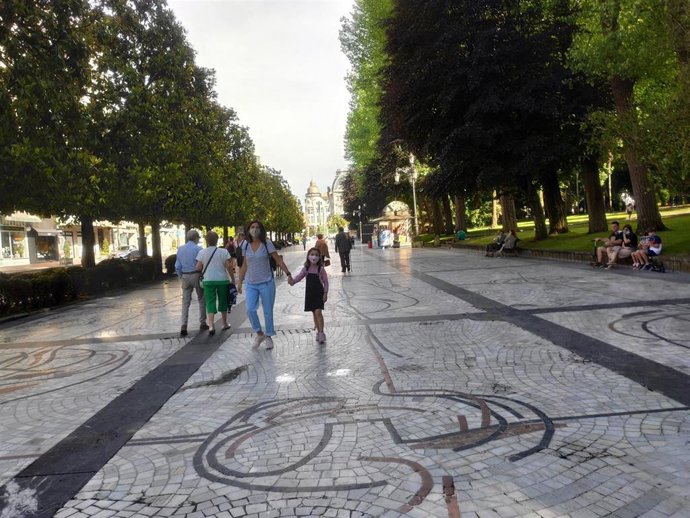 Gente paseando por el Campo San Francisco de Oviedo durante la Fase 2 de la desescalada por el coronavirus.
