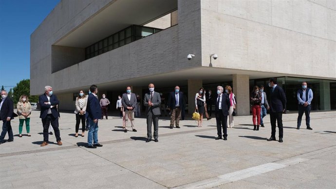 Minuto de silencio a las puertas de las Cortes de Castilla y León.