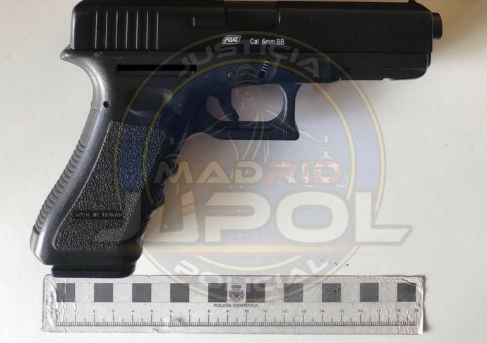 Detenido en Parla un hombre por apuntar con una pistola a varios vecinos y un agente