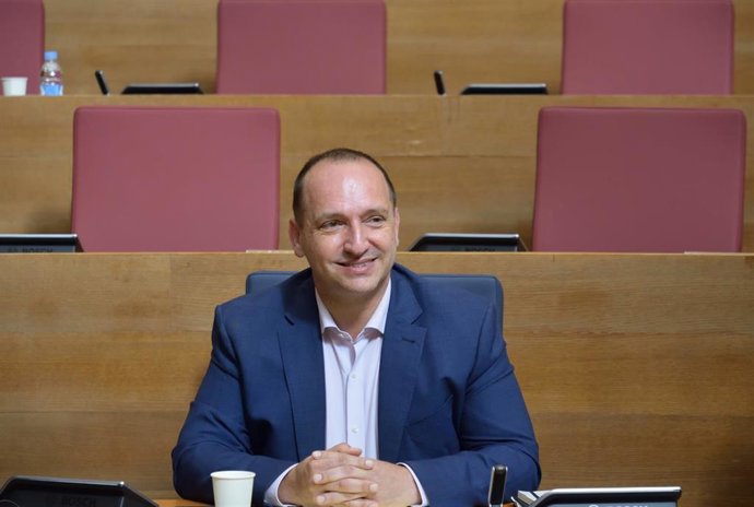 El vicepresidente segundo, Rubén Martínez Dalmau, sentado en su escaño de Les Corts