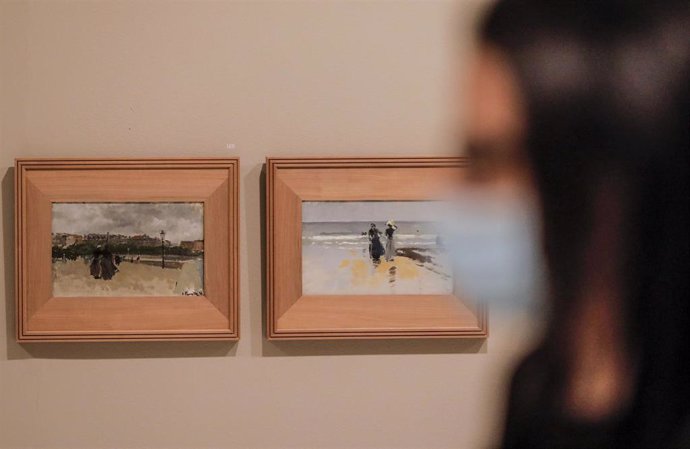 Una persona observa las obras disponibles en las salas de la Fundación Bancaja, que abre hoy de nuevo al público las puertas de su centro de Valencia el con la inauguración de la exposición 'Sorolla. Cazando impresiones'