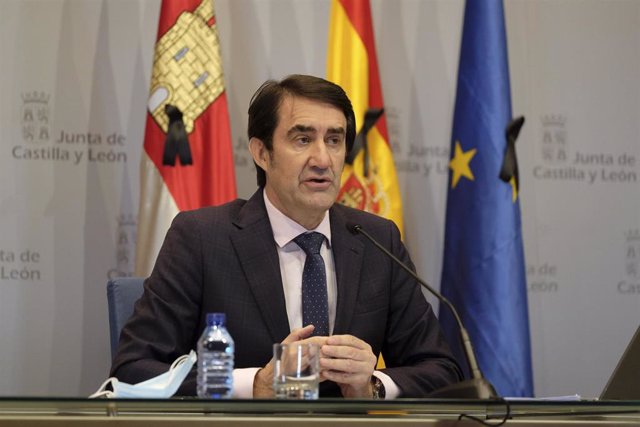 El consejero de Fomento y Medio Ambiente, Juan Carlos Suárez-Quiñones, durante la presentación de las medidas de la Junta contra el cambio climático.