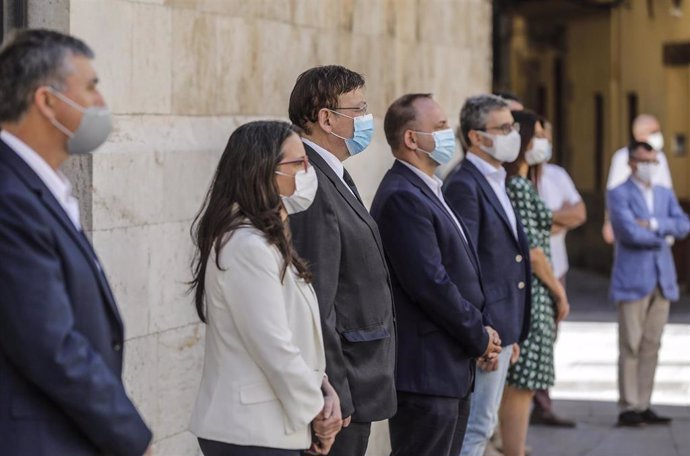 El president de la Generalitat, Ximo Puig (c), junto a la vicepresidenta del Consell y consellera de Igualdad y Políticas Inclusivas, Mónica Oltra (i), y otros cuatro miembros del Consell guardan un minuto de silencio 