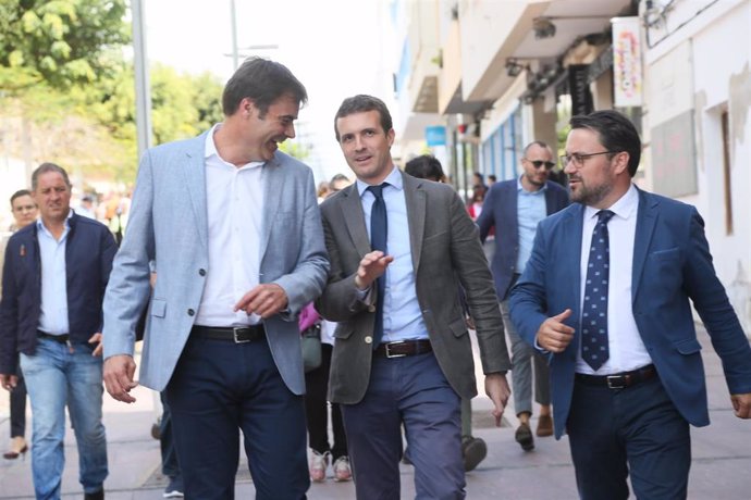 El pressidente del PP en Fuerteventura, Fernando Enseñat, con el presidente del Partido Popular, Pablo Casado, y el senador canario del PP Asier Antona 
