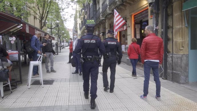 VÍDEO: Comerciantes y hosteleros de Bilbao culpan a los clientes del cierre de bares por incumplir normas de la Fase 1
