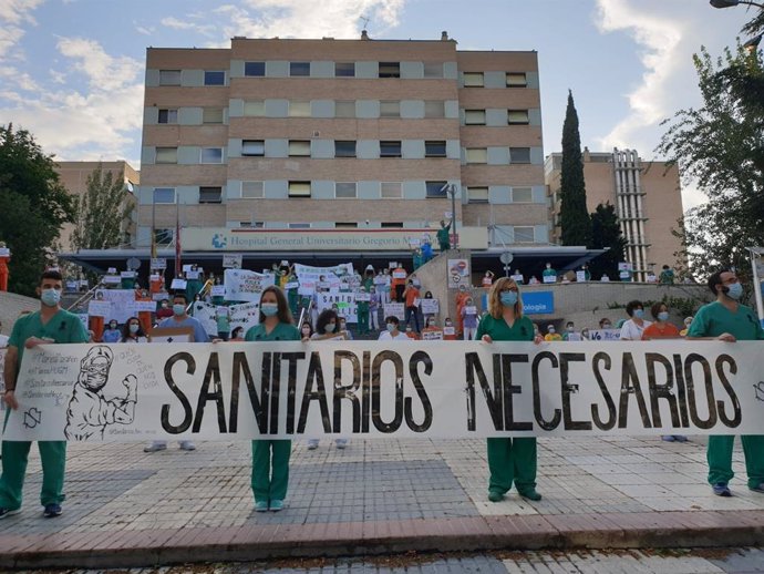Sanitarios reivindican la sanidad pública en el Hospital Gregorio Marañón.