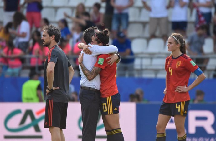 Jorge Vilda head coach of Spain comforts Jennifer Hermoso of Spain after the FIFA Women's World Cup France 2019, round of 16, football match between Spain and USA on June 24, 2019 in Reims, France - Photo Melanie Laurent / A2M Sport Consulting / DPPI