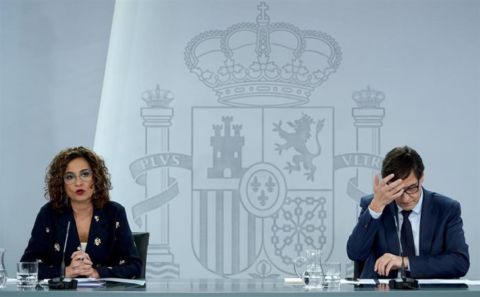 La ministra portavoz y de Hacienda, María Jesús Montero y el ministro de Sanidad, Salvador Illa.