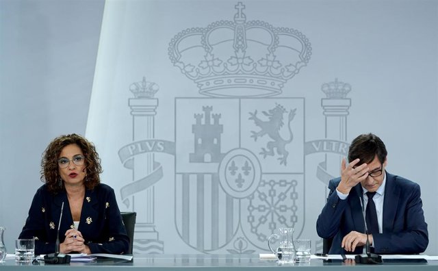 La ministra portavoz y de Hacienda, María Jesús Montero y el ministro de Sanidad, Salvador Illa.