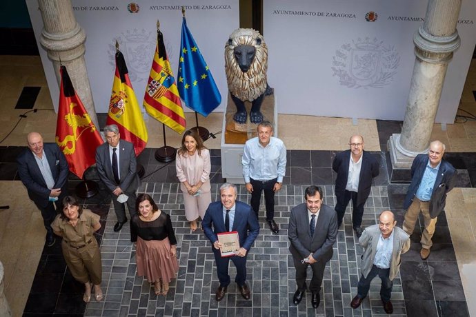 Fimantes del "Acuerdo por el futuro de Zaragoza" en el Palacio de Montemuzo