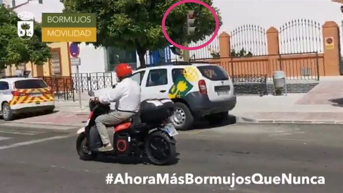 Sevilla.- Vox acusa al alcalde de Bormujos de "saltarse un semáforo en rojo" al probar una moto de alquiler