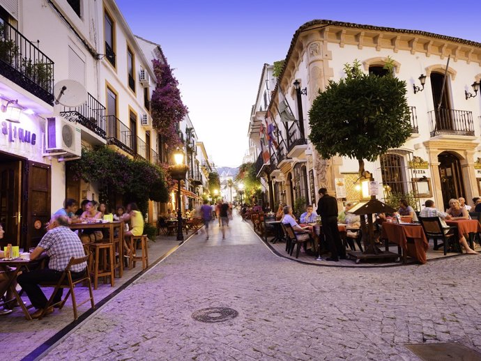 Turistas en terrazas de una calle de Marbella en una imgen de archivo 