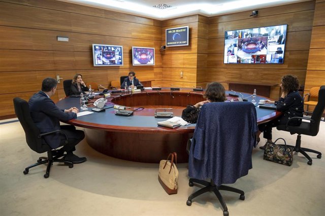 El presidente del Gobierno, Pedro Sánchez (1i), la vicepresidenta primera, Carmen Calvo (2d), el ministro de Sanidad, Salvador Illa (3d), la ministra de Transición Ecológica, Teresa Ribera (2i) y la ministra de Hacienda Maria Jesús Montero