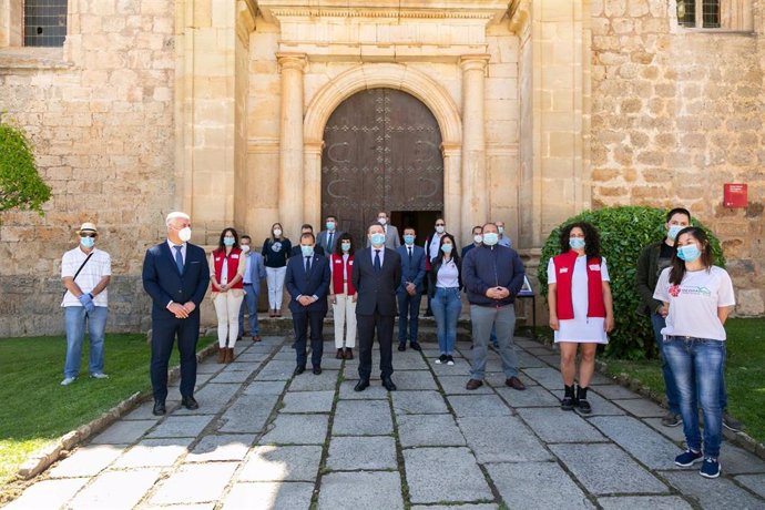 El presidente de Castilla-La Mancha, Emiliano García-Page, durante el minuto de silencio en memoria de las víctimas del COVID-19 en Molina de Aragón