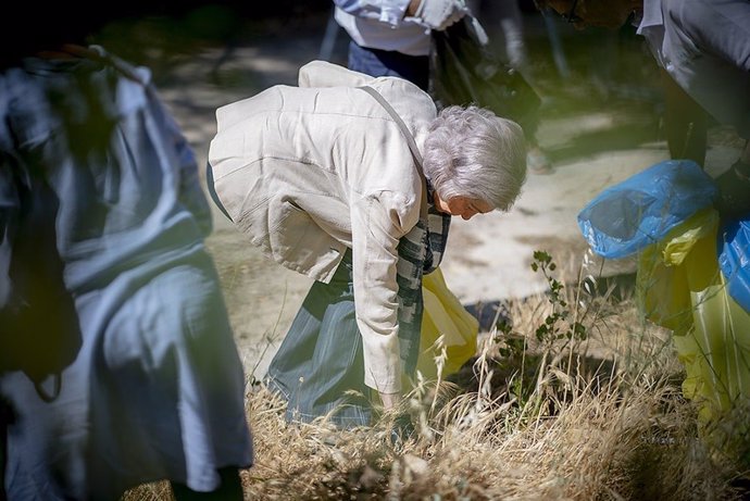 S.M. La Reina Sofía participa en una campaña de limpieza de basura en la naturaleza del Proyecto LIBERA, con Ecoembes y SEO/BirdLife.