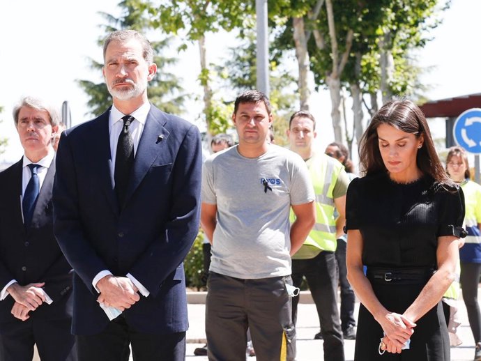 Los Reyes, Don Felipe VI y Doña Letizia, en el último minuto de silencio por las víctimas por coronavirus