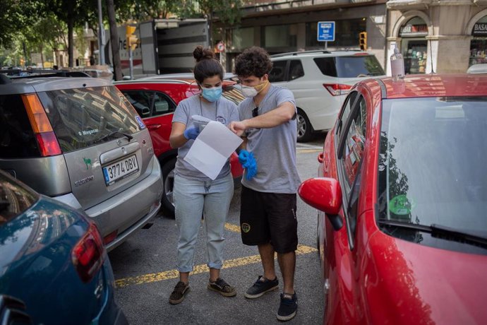 Dos voluntarios de la ONG Proactiva Open Arms hablan antes de realizar una entrega de material sanitario en plena crisis del Covid-19. En Barcelona, Cataluña, (España), a 8 de mayo de 2020.