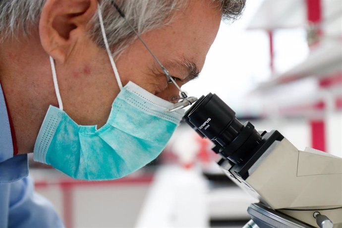 Un hombre trabaja mirando por un microscopio en el edificio del Control de Calidad del Laboratorio del Centro Militar de Farmacia de la Defensa en la base logística de San Pedro