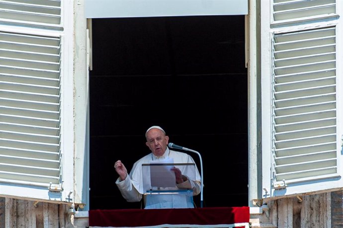 El Papa asomado a la Plaza de San Pedro