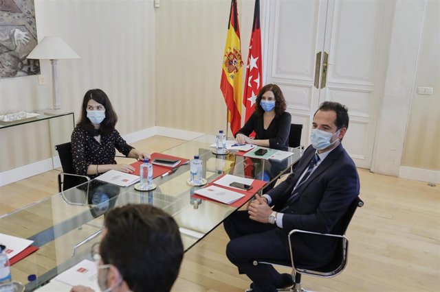 La presidenta de la Comunidad de Madrid, Isabel Díaz Ayuso (2d) el vicepresidente, Ignacio Aguado (1d), el consejero de Hacienda, Javier Fernández-Lasquetty (2i), se reúnen con la portavoz de Unidas Podemos en la Asamblea de Madrid, Isa Serra (1i).