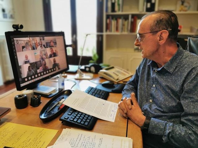 L'alcalde de Lleida, Miquel Pueyo, en una reunió telemtica amb el conseller d'Interior, Miquel Buch, i la consellera de Salut, Alba Vergés, aquest divendres.