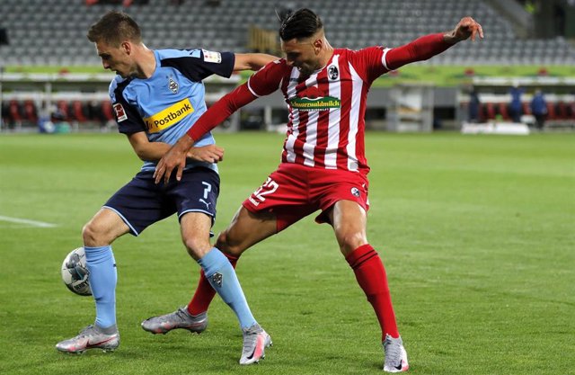 El jugador del Friburgo Vincenzo Grifo y el futbolista del Mönchengladbach Patrick Herrmann