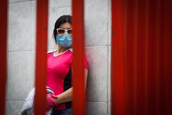 Una mujer por mascarilla por el coronavirus en Quito. 