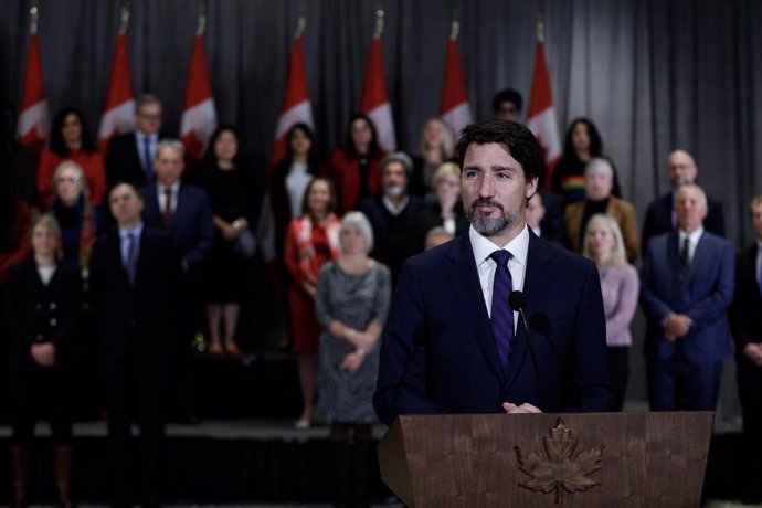 Canadá.- Trudeau se arrodilla con los manifestantes en una protesta contra el ra