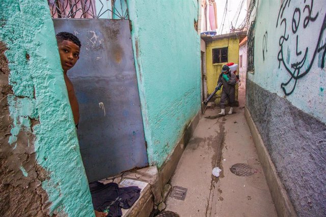 Imagen de un trabajador desinfectando por el coronavirus en Río de Janeiro. 