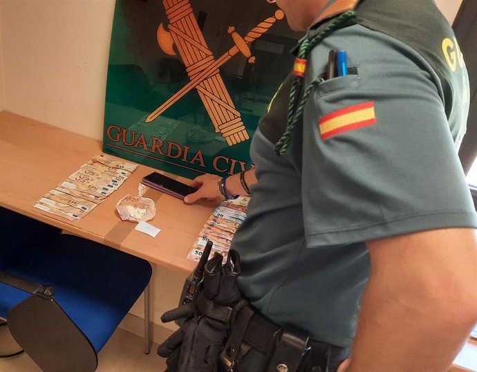 Detenido un vecino de Priego de Córdoba que transportaba droga tras un control de tráfico en Baena.