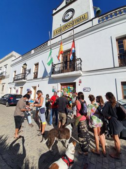 Protesta de la plataforma Salvemos Valdevaqueros en la puerto del Ayuntamiento de Tarifa