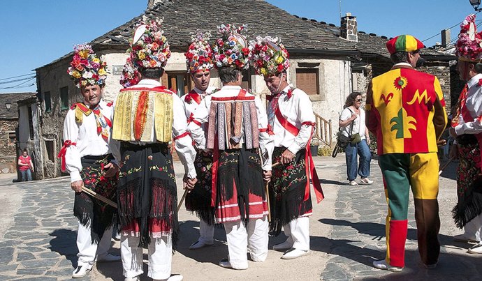 Danza de la Octava del Corpus en Valverde de los Arroyos.